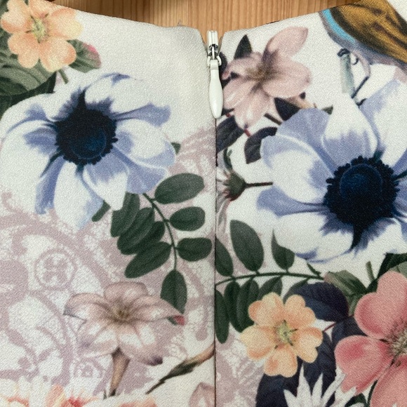 Structured floral dress with flutter cap sleeves - Picture 5 of 9